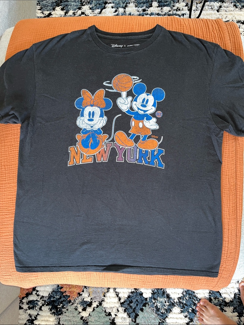 New York Knicks Mickey & Minnie Disney tee. Size large